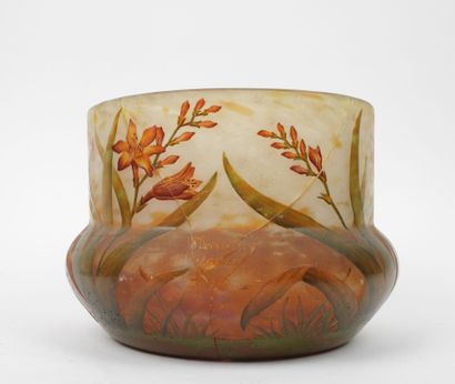 DAUM NANCY.
Large vase with a flattened body...
