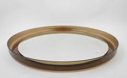 Miroir circulaire en plastique marron.
Travail...