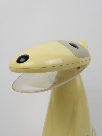 Lampe en plastique en forme de chien assis.
Fabrication...