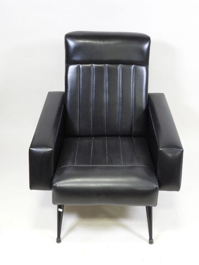 Fauteuil en cuir noir et piètement en métal...