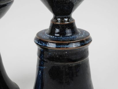 Deux vases soliflores en grès émaillé bleu.
Travail...