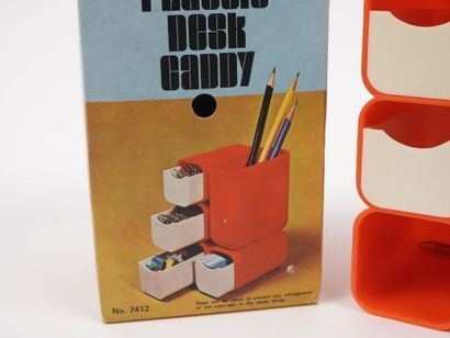 Pot à crayons en plastique orange et ouvrant...