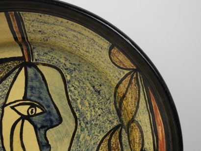 Grande coupe circulaire en céramique polychrome...