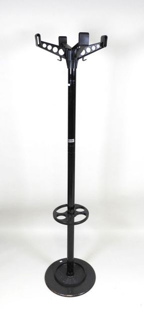CAIMI (XXe).
Porte-manteau, la base circulaire...