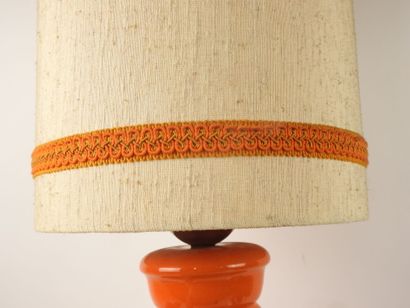 Lampe à poser en céramique orange.
Travail...