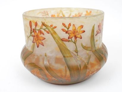 DAUM NANCY.
Large vase with a flattened body...