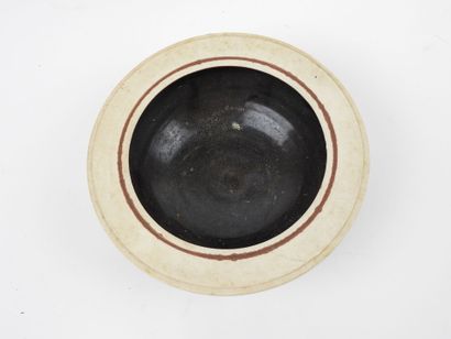 Coupe et pot en grès émaillé.
L'un monogrammé...