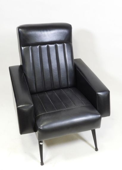 Fauteuil en cuir noir et piètement en métal...
