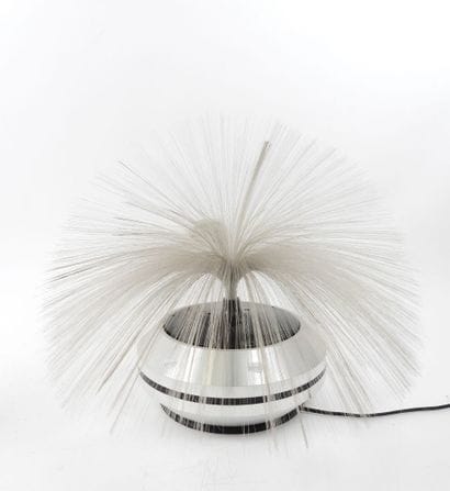 Lampe fibres en métal chromé et plastique.
Travail...