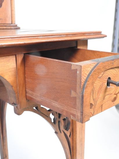 Bureau en bois et marqueterie de bois exotique,...