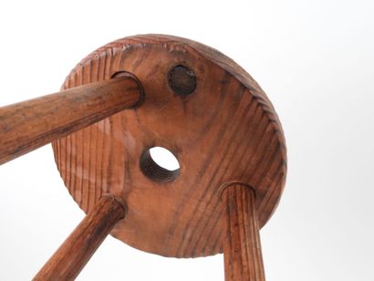 Tabouret de vacher tripode en bois sculpté...