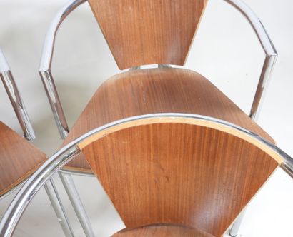 Série de quatre fauteuils à dossier courbé,...
