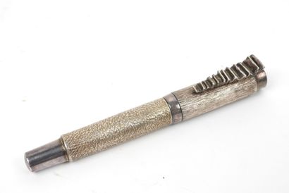 Michel AUDIARD (né en 1951).
Stylo en bronze...