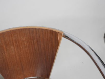 Série de quatre fauteuils à dossier courbé,...