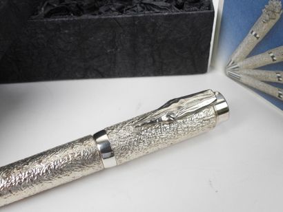 Michel AUDIARD (né en 1951).
Stylo en bronze...