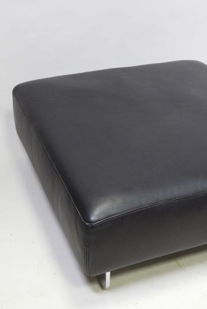 ROCHE BOBOIS. 
Banquette carrée en cuir noir...