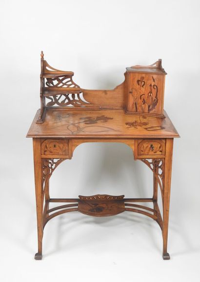 Bureau en bois et marqueterie de bois exotique,...