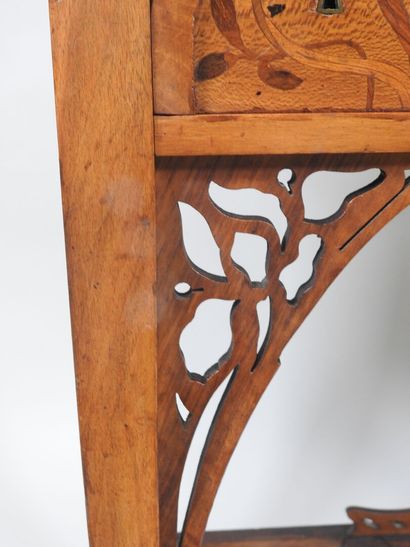 Bureau en bois et marqueterie de bois exotique,...