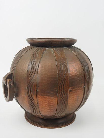 Gustave SERRURIER-BOVY (1858-1910).
Vase...