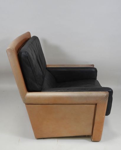ROCHE BOBOIS.
Paire de fauteuils type CLUB...