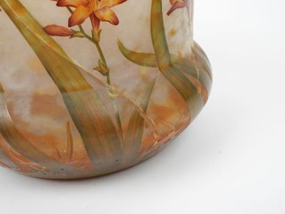 DAUM NANCY.
Large vase with a flattened body...