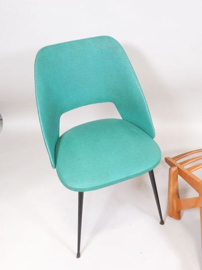 Lot comprenant un fauteuil en bois et skaï...