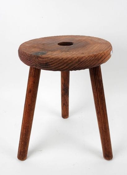 Tabouret de vacher tripode en bois sculpté...