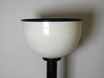 Lampadaire en métal laqué noir et abat-jour...