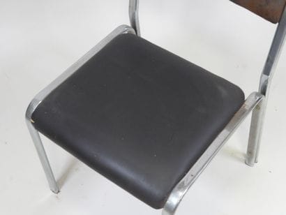 Suite de quatre chaises en métal chromé et...