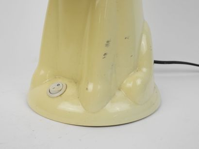 Lampe en plastique en forme de chien assis.
Fabrication...