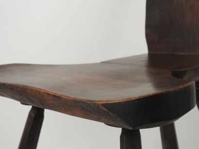 Chaise de vacher ou traite en bois sculpté,...