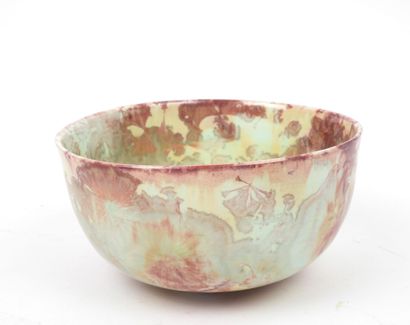 Coupe en porcelaine émaillée à décor polychrome...
