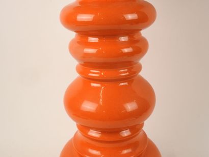 Lampe à poser en céramique orange.
Travail...