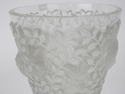 LALIQUE.
Pressed-molded glass vase, 