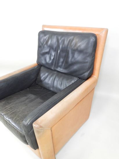 ROCHE BOBOIS.
Paire de fauteuils type CLUB...