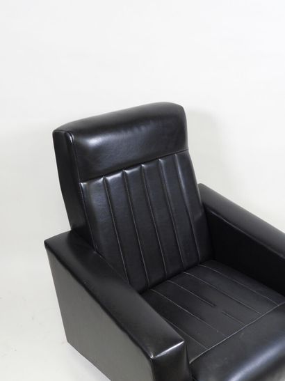 Fauteuil en cuir noir et piètement en métal...