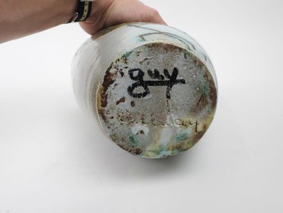 GUY (XXe), à ACCOLAY.
Vase de forme libre...