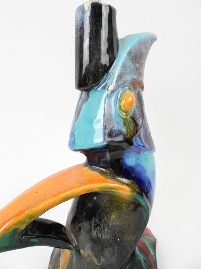 Pichet en céramique polychrome en forme de...