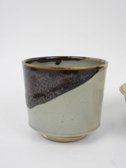 Coupe et pot en grès émaillé.
L'un monogrammé...
