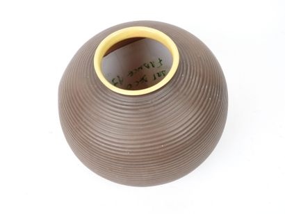 Vase boule en céramique à décor de stries.
Signé...