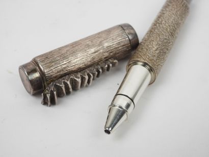 Michel AUDIARD (né en 1951).
Stylo en bronze...