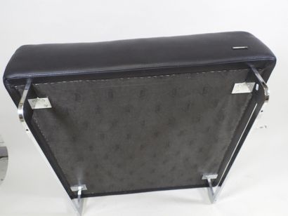 ROCHE BOBOIS. 
Banquette carrée en cuir noir...