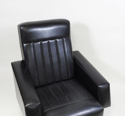 Fauteuil en cuir noir et piètement en métal...