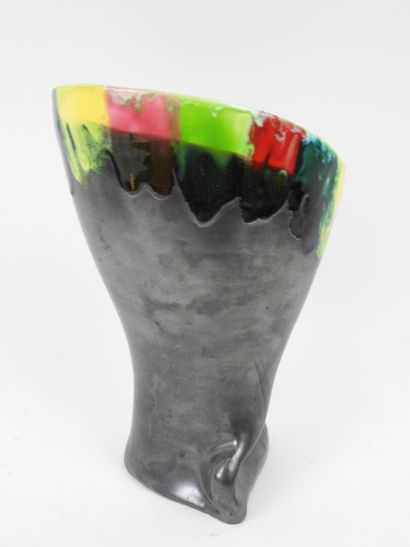 VALLAURIS, XXe.
Vase de forme libre en céramique...