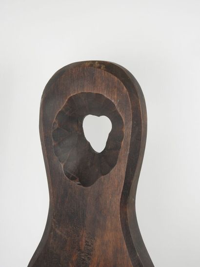 Chaise de vacher ou traite en bois sculpté,...