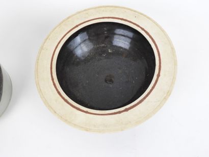 Coupe et pot en grès émaillé.
L'un monogrammé...
