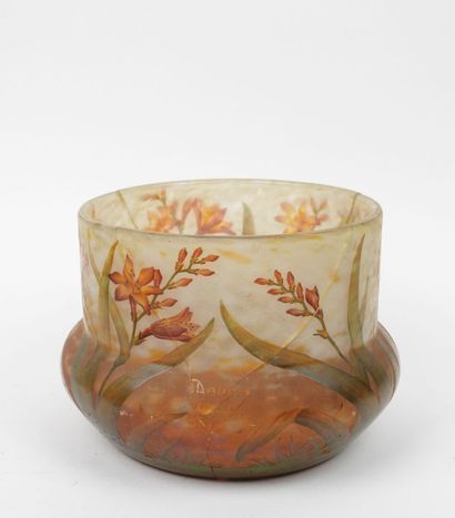 DAUM NANCY.
Large vase with a flattened body...