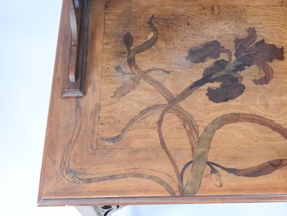 Bureau en bois et marqueterie de bois exotique,...