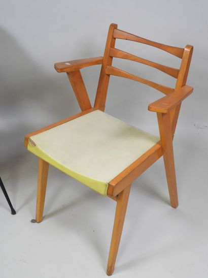 Lot comprenant un fauteuil en bois et skaï...