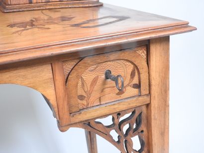 Bureau en bois et marqueterie de bois exotique,...